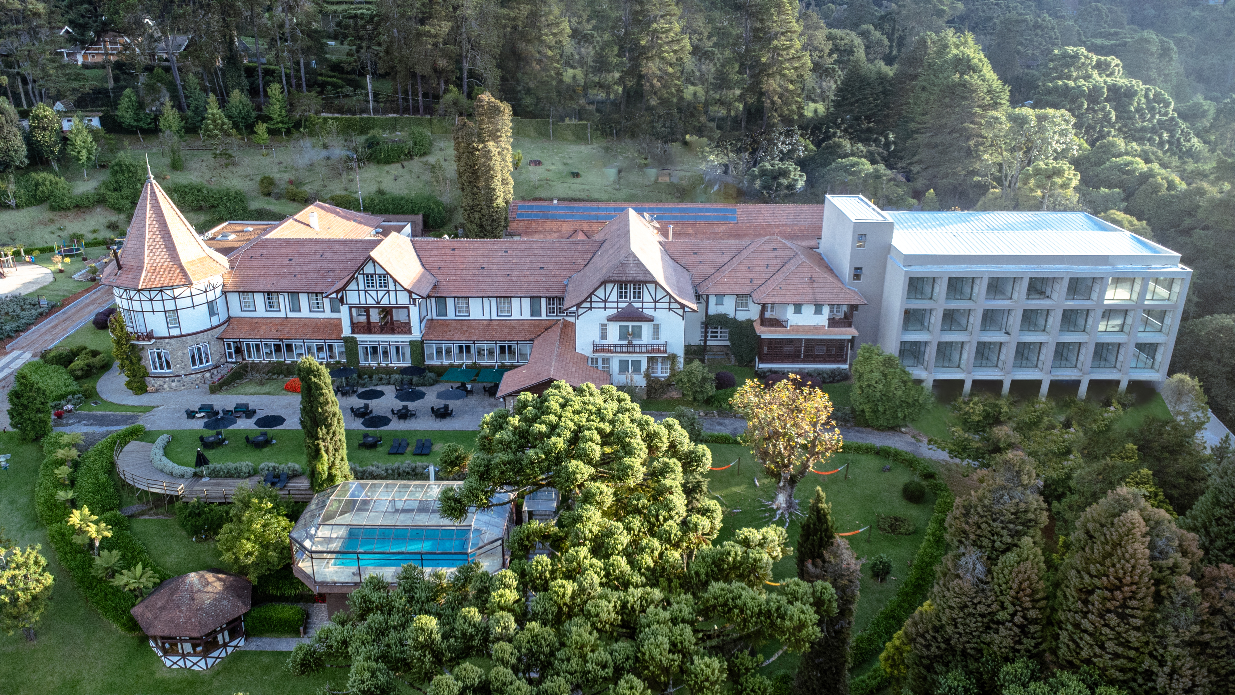 Vista aérea do Hotel Vila Inglesa e sua área verde