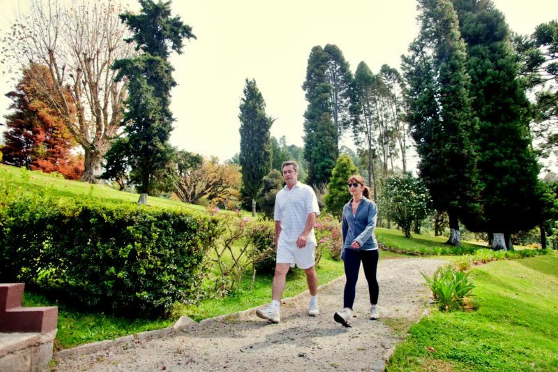 Caminho entre os jardins do Vila